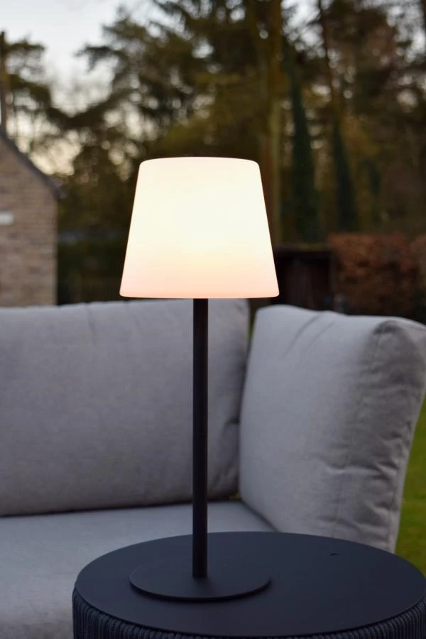 Lucide TYON - wiederaufladbare Tischlampe Innen/Außen - Akku/Batterie - LED Dim. - 1x2W 2700K - IP65 - Schwarz - Atmosphäre 1